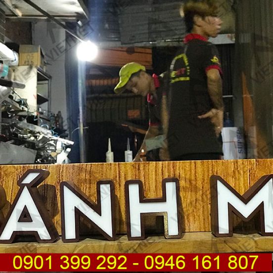 Bảng hiệu quảng cáo Tiệm Bánh Mì Dì Việt