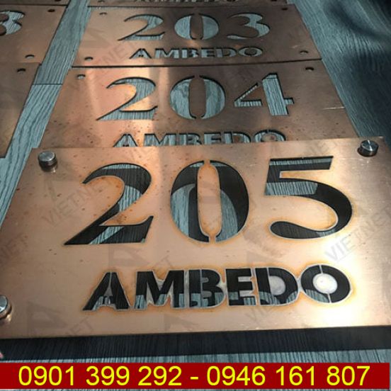 Cắt laser kim loại đồng bảng số phòng AMBEDO 
