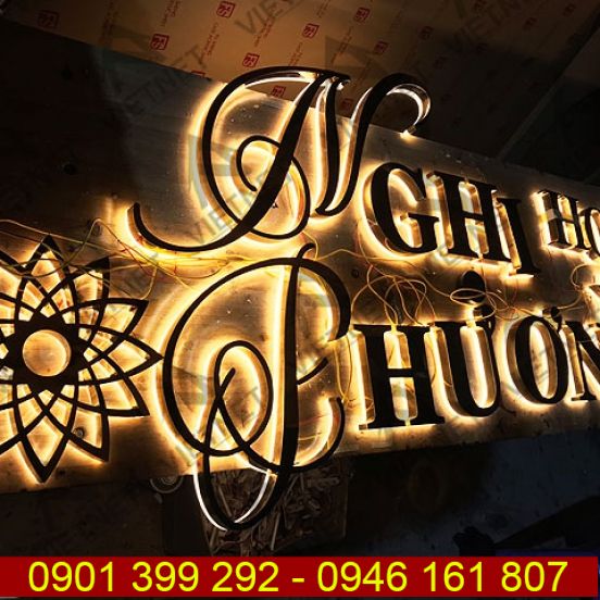 Chữ inox âm đèn hắt sáng chân Hotel Phương Nghi