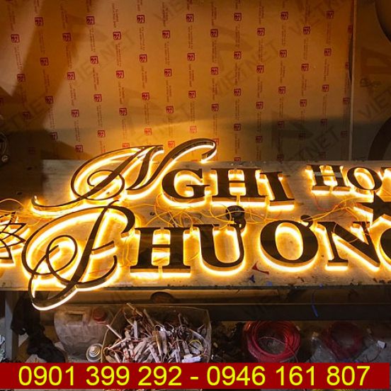 Chữ inox âm đèn hắt sáng chân Hotel Phương Nghi