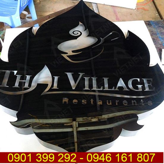 Chữ inox đen bóng và logo Thai Village Restaurant 