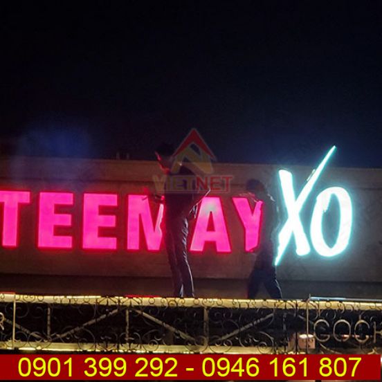 Bảng hiệu chữ inox lồng mặt mica quán Teemay XO