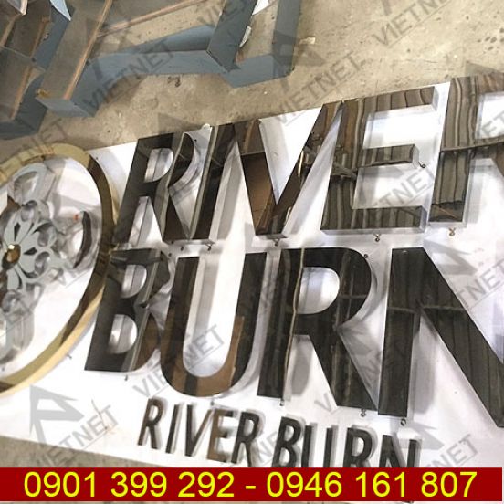 Chữ inox trắng gương và logo River Burn