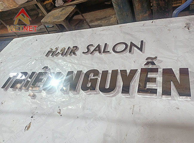 Kieu-chu-inox--trang-guong-Hair-Salon