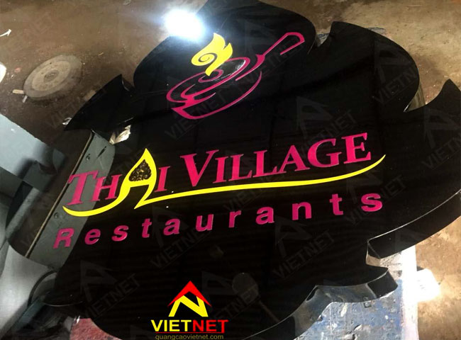 chu-inox-den-bong-logo-thai-village-restaurat
