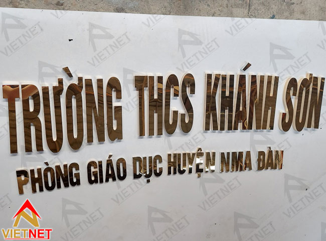 chu-inox-vang-guong-Truong-THCS-Khanh-Son-1