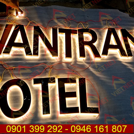 Chữ inox âm đèn hắt sáng chân Vân Trang Hotel