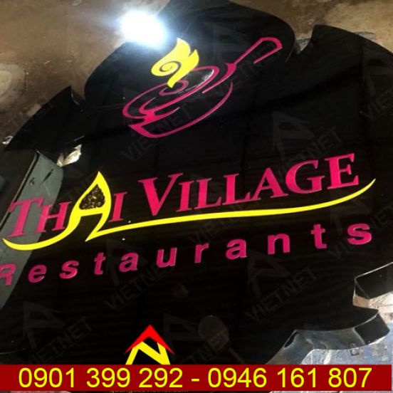 Chữ inox đen bóng và logo Thai Village Restaurant 