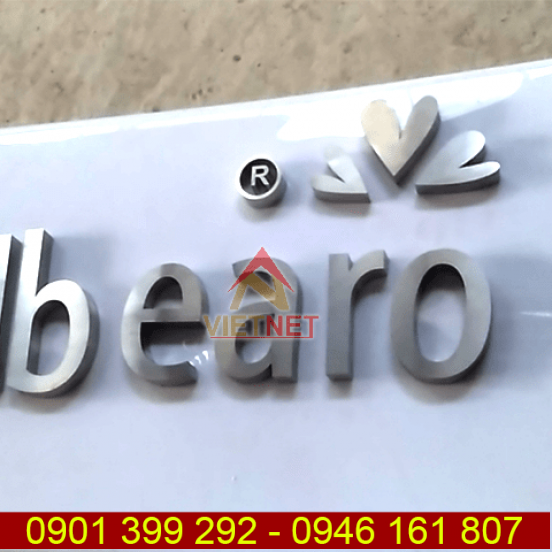 Chữ inox trắng xước và logo Db Earo
